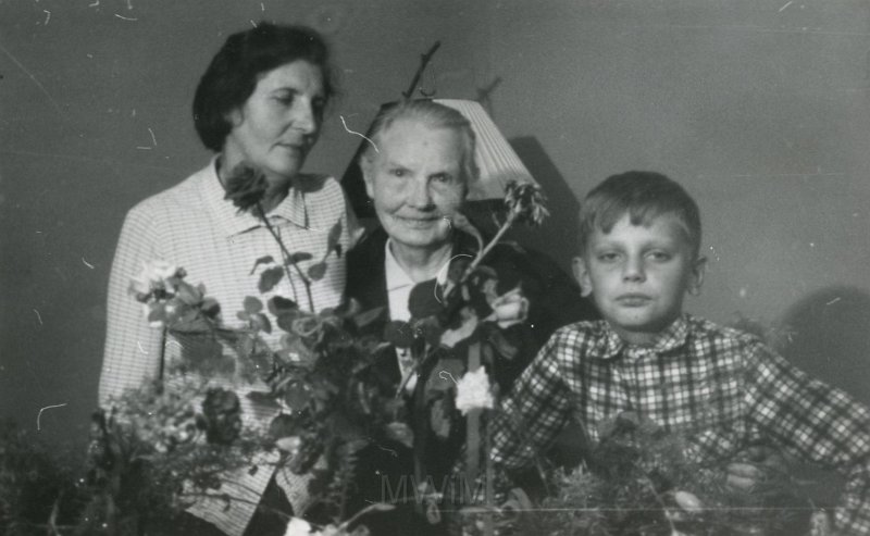 KKE 4174-162.jpg - Genowefa Zabagońska z synową Jadwigą i wnukiem Jerzym